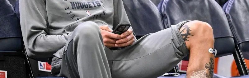 乐竞体育app下载-谨慎对待！阿龙-戈登训练后左小腿裹着厚冰袋进行冰敷
